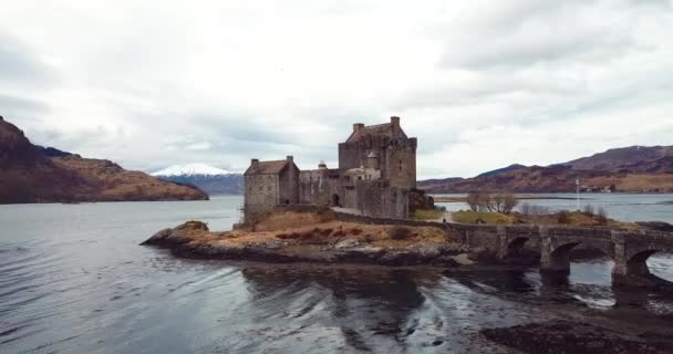 Schottland Großbritannien März 2020 Luftaufnahme Der Mittelalterlichen Burg Eilean Donan — Stockvideo