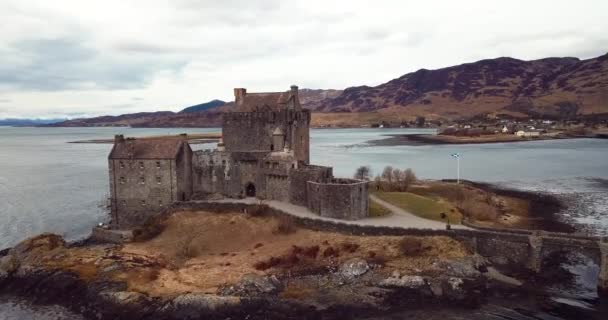 苏格兰 2020年3月3日 秋天的Eilean Donan中世纪城堡的4K航拍 — 图库视频影像
