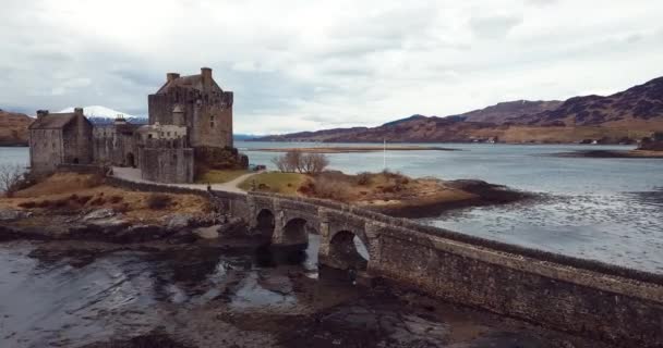 Schottland Großbritannien März 2020 Luftaufnahme Der Mittelalterlichen Burg Eilean Donan — Stockvideo