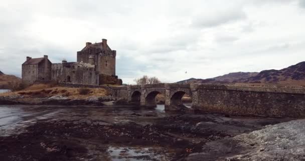 Schottland Großbritannien März 2020 Luftaufnahme Der Mittelalterlichen Burg Eilean Donan — Stockvideo