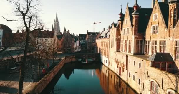 ベルギー ブリュッジェ2020年2月28日 夏の日に開催される中世都市ブリュッジセンターの4K空撮 — ストック動画