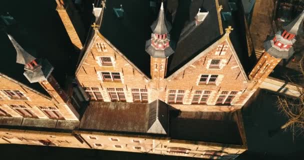 ベルギー ブリュッジェ2020年2月28日 夏の日に開催される中世都市ブリュッジセンターの4K空撮 — ストック動画