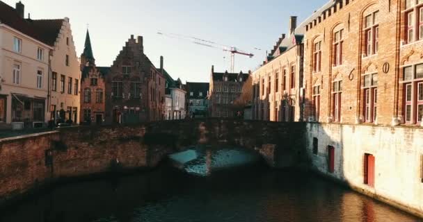比利时布鲁日 2020年2月28日 在中世纪城市中心下的4K航拍 — 图库视频影像