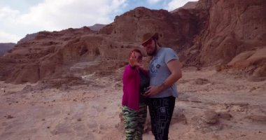 Eilat, İsrail - 10 Ocak 2020: 4K Mutlu Çiftin Timna Ulusal Parkı 'ndaki Hava Görüntüleri