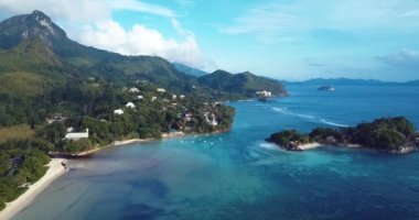 Hint Okyanusu 'nun göbeğindeki Mahe Adası' nın Yeşil Ağaçlar ve Açık Mavi Suyu 'na 4K Hava Görüntüsü, Seyşeller