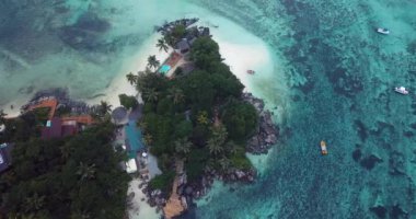 Hint Okyanusu 'nun Kalbindeki Mahe Adası' nın Lüks Kumsalı 'ndaki Palmiye ve Taşlara 4K Hava Görüntüsü, Seyşeller