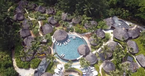 マヘ島 セーシェル 2020年1月31日 インド洋沿岸の高級ホテル屋根の4K空撮 — ストック動画
