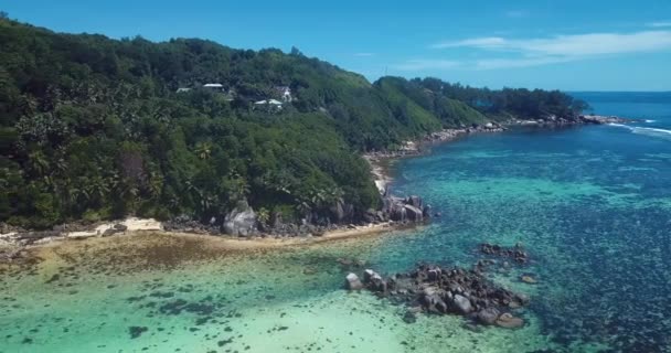 4K-Luftaufnahme der grünen Bäume und des klaren blauen Wassers der Maheinsel im Herzen des Indischen Ozeans, Seychellen