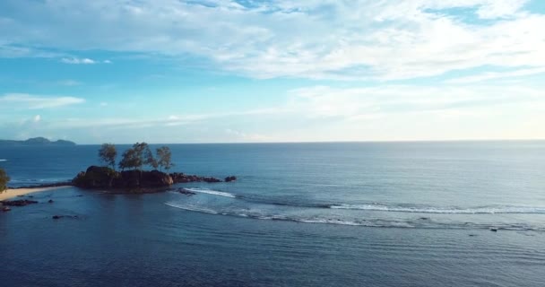 4K从空中俯瞰塞舌尔印度洋中心马和岛的绿树和清澈的蓝水 — 图库视频影像