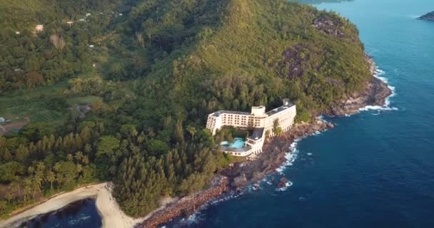 Nagranie Lotu Ptaka Palm Kamieni Luksusowej Piaszczystej Plaży Wyspy Mahe — Wideo stockowe