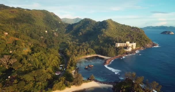 インド洋 セーシェルの中心部にあるマヘ島の高級砂浜のヤシと石への4K空中映像 — ストック動画