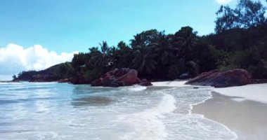 Hint Okyanusu 'nun Kalbindeki Praslin Adası Sahili 4K Hava Görüntüsü, Seyşeller 