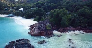 Hint Okyanusu 'nun Kalbindeki Praslin Adası Sahili 4K Hava Görüntüsü, Seyşeller 