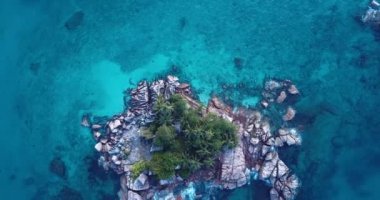 Hint Okyanusu 'nun Mavi Suyu' nu çevreleyen St. Pierre Adası 4K Hava Görüntüsü