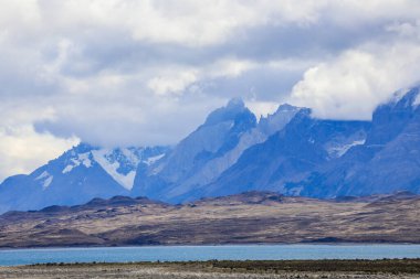 Torres Del Paine Ulusal Parkı 'nın Mavi Su ve Dağları, Patagonya, Şili
