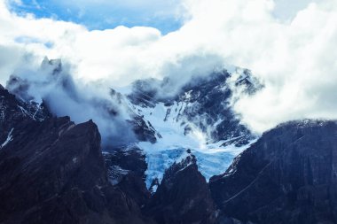 Torres del Paine Ulusal Parkı, Patagonya, Şili 'deki Dağ Tepelerine yakın görüş