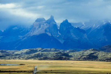 Torres del Paine Ulusal Parkı, Patagonya, Şili 'deki Dağlara İnanılmaz Manzara