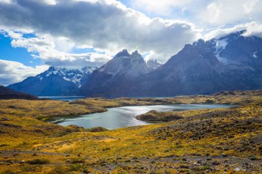 Torres Del Paine Ulusal Parkı 'ndaki Saklı Göl Panoramik Manzarası, Şili