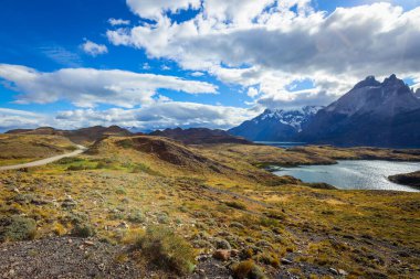 Mavi Bulutlu Gökyüzünde Parlak Güneş Torres Del Paine Ulusal Parkı, Şili