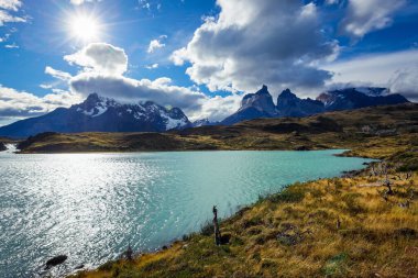 Torres Del Paine Ulusal Parkı, Şili 'de Gölün Mavi Suyu