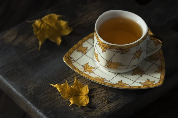 Tee Einer Tasse Und Untertasse Auf Der Tasse Sind Bemalte — Stockfoto