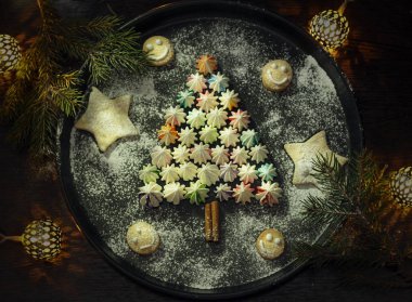 Noel dekorasyon: hatmi bir Noel ağacı şeklinde koydu.