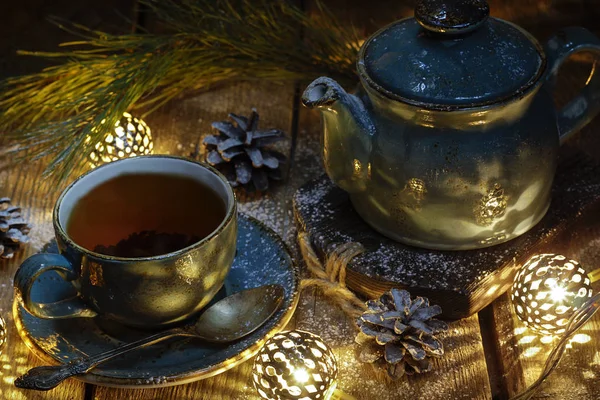 Новый Год Натюрморт Чайником Чашкой Чая Рождественские Игрушки Шишки Создания — стоковое фото