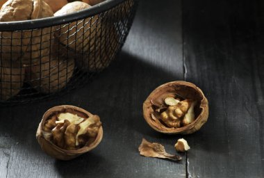 Ceviz ahşap bir masa üzerinde metal bir kevgir içinde. İkiye bölünmüş ve masanın üzerinde yatan bir somun.