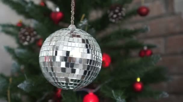 Árbol de Navidad decorado con bola disco espejo — Vídeos de Stock