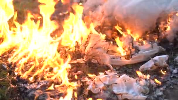 Paño blanco ardiente o vestido en el suelo — Vídeos de Stock