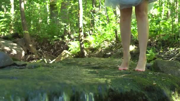 Fille de marche voyageant dans la forêt sauvage de jungle avec une robe et des marches sur le sol sur la rivière de montagne propre .