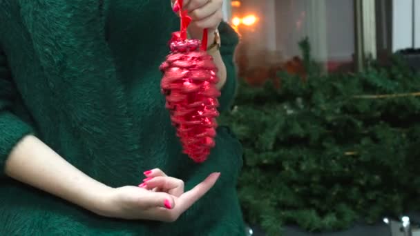 Navidad, decoración, vacaciones y concepto de personas - primer plano de la mano de la mujer celebración de la Navidad cono rojo — Vídeos de Stock