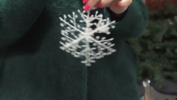 Mani delle donne che tengono un giocattolo di Natale - fiocco di neve . — Video Stock