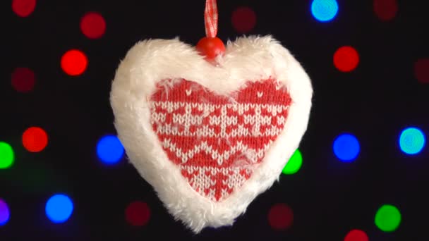 Vakantie hart speelgoed close-up. Decor licht fonkelende achtergrond. hou van concept — Stockvideo