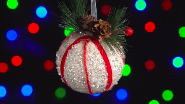 Weihnachten weißes Kugelspielzeug in Nahaufnahme. Dekor mit Neujahrsbaum Lichter funkeln auf Hintergrund — Stockvideo