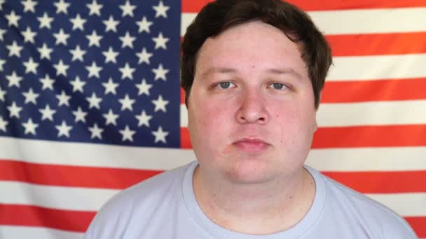 Πορτρέτο του όμορφου ανθρώπου στο φόντο της σημαίας των ΗΠΑ — Αρχείο Βίντεο