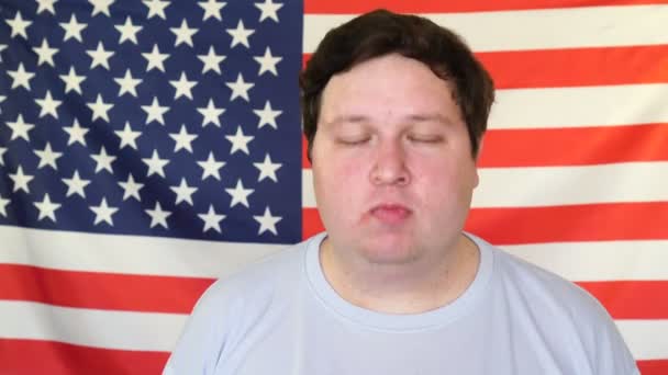 Pewnie człowiek na początku lat 30-tych kiwając głową tak na tle flagi USA — Wideo stockowe