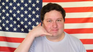 Genç adam, bir Amerikan bayrağının arka planında 