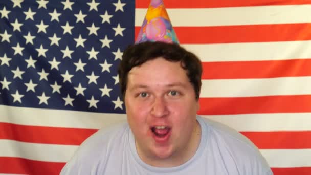 Glad avslappnad födelsedag kille med Cone hatt på huvudet skrattar samtidigt ha roligt, njuter fest. — Stockvideo