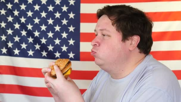 Dietní porucha tlustého muže, který jedl rychle jídlo hambergera. Americká národní jídla