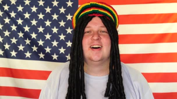 Portret szczęśliwego Rastafarian człowieka z dready na tle flagi USA — Wideo stockowe