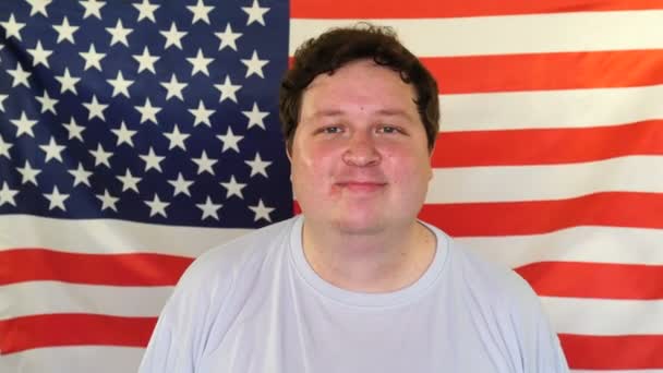 Portrait of happy man on the background of an USA flag — Stock Video