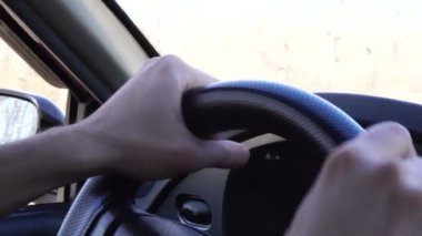 Araç kullanan otomobilin gösterge panosuna görüntüleyin. Sürücü direksiyonu tutuyor.