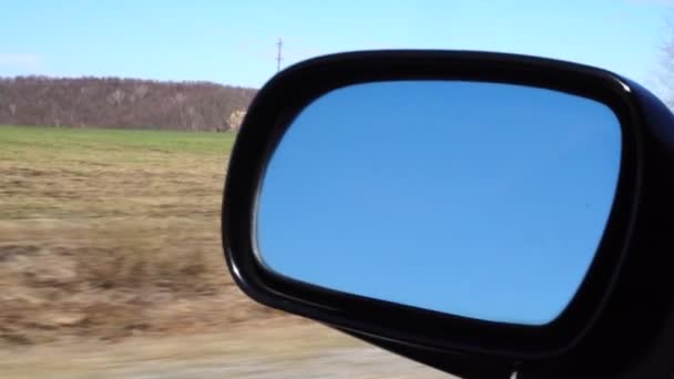 Reflection of sunny autumn road at the car side mirrow — Stock Video