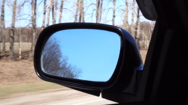 Пейзаж в боковом зеркале автомобиля, на дороге сельской местности — стоковое видео