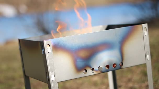 Ogień w grillu, płomień z grilla na zewnątrz — Wideo stockowe
