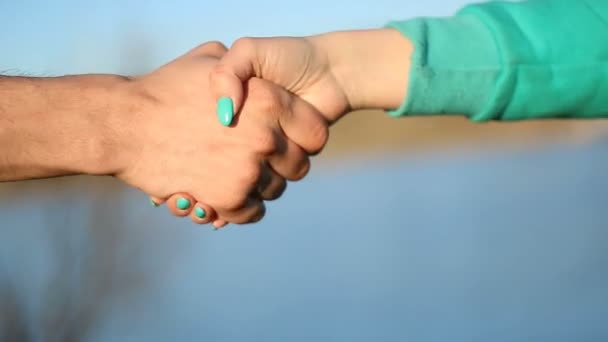 Hombre y mujer estrechando las manos al aire libre. apretón de manos — Vídeos de Stock