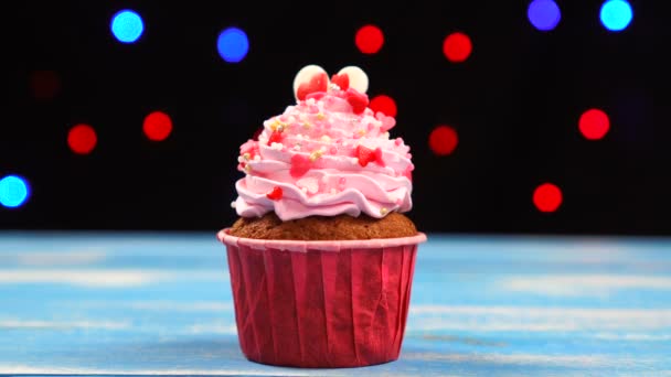 Valentin-Cupcakes mit süßen Herzen auf blauem Holztisch — Stockvideo