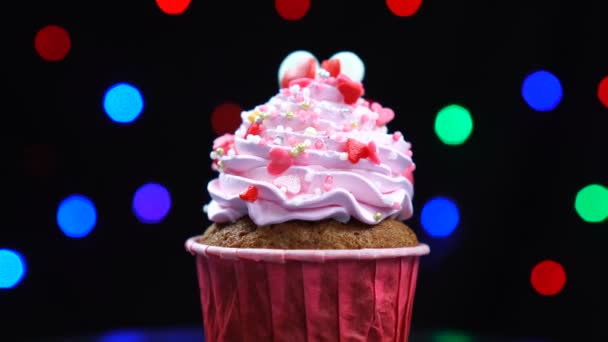 달콤한 마음으로 장식 된 발렌타인 컵 케이크는 밝은 배경에 회전 — 비디오
