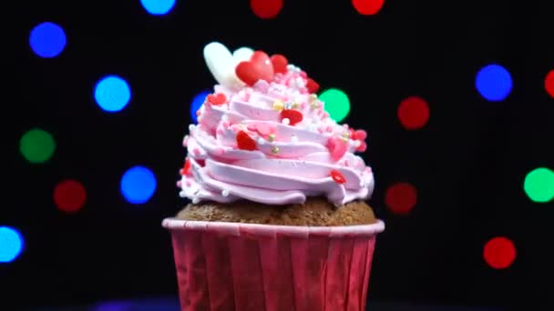 Valentine Cupcakes mit süßen Herzen verziert rotiert schnell auf hellem Hintergrund — Stockvideo